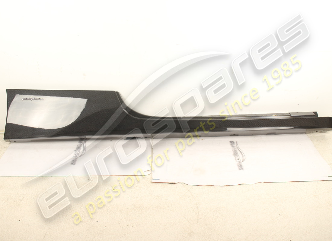 USATO Ferrari RIVESTIMENTO SOTTOPORTA DESTRO . NUMERO PARTE 83261200 (1)