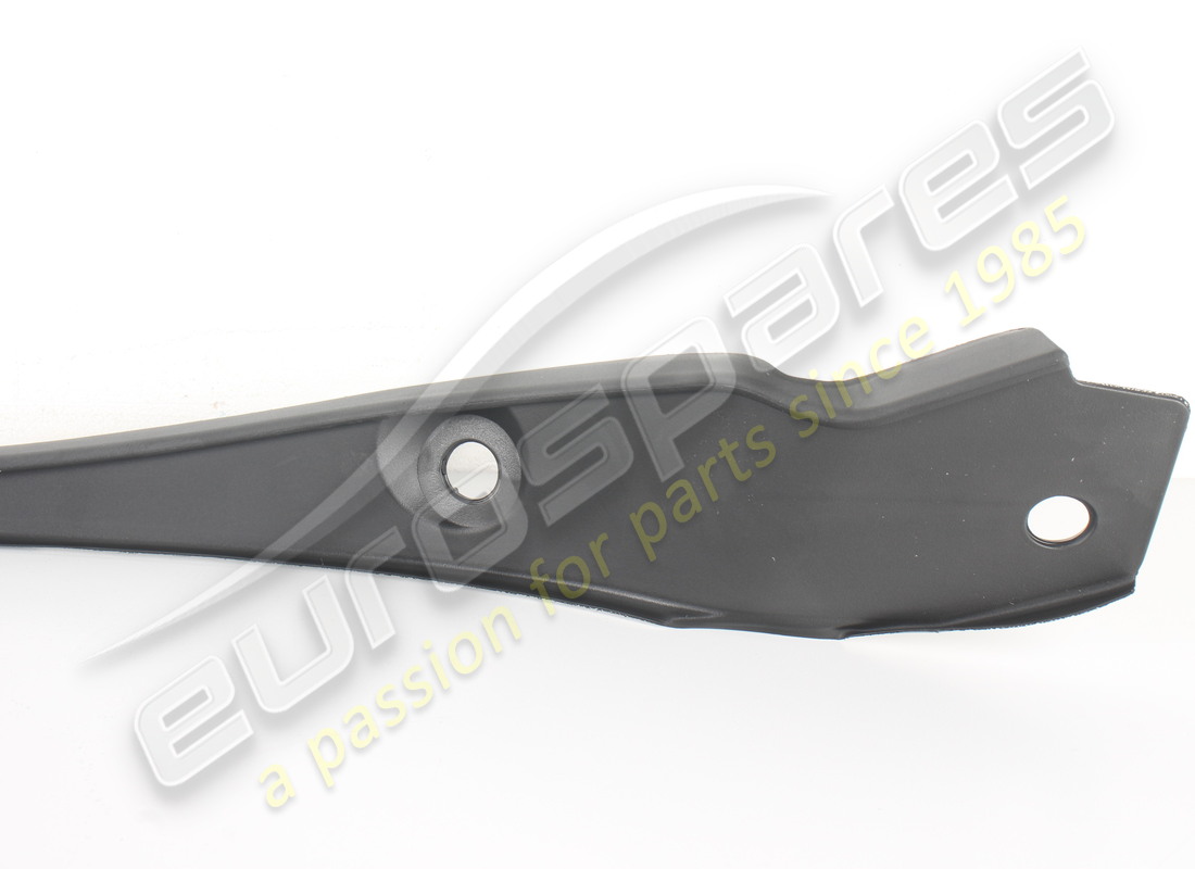 nuova maserati modanatura sx. numero parte 670142160 (3)