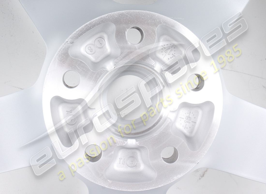 NUOVA RUOTA POSTERIORE FERRARI. NUMERO PARTE 328467 (4) nuova ruota posteriore ferrari. numero parte 328467 (4)