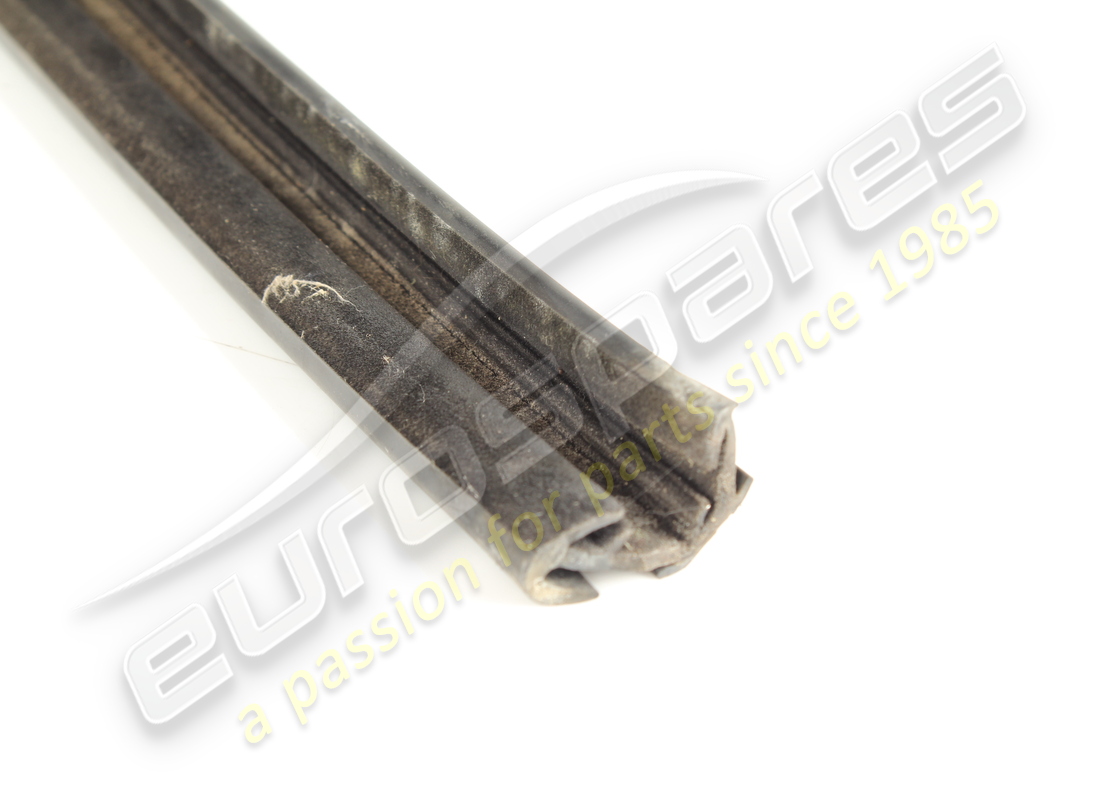 guarnizione guida finestrino sx usata maserati. numero parte 377780123 (2)