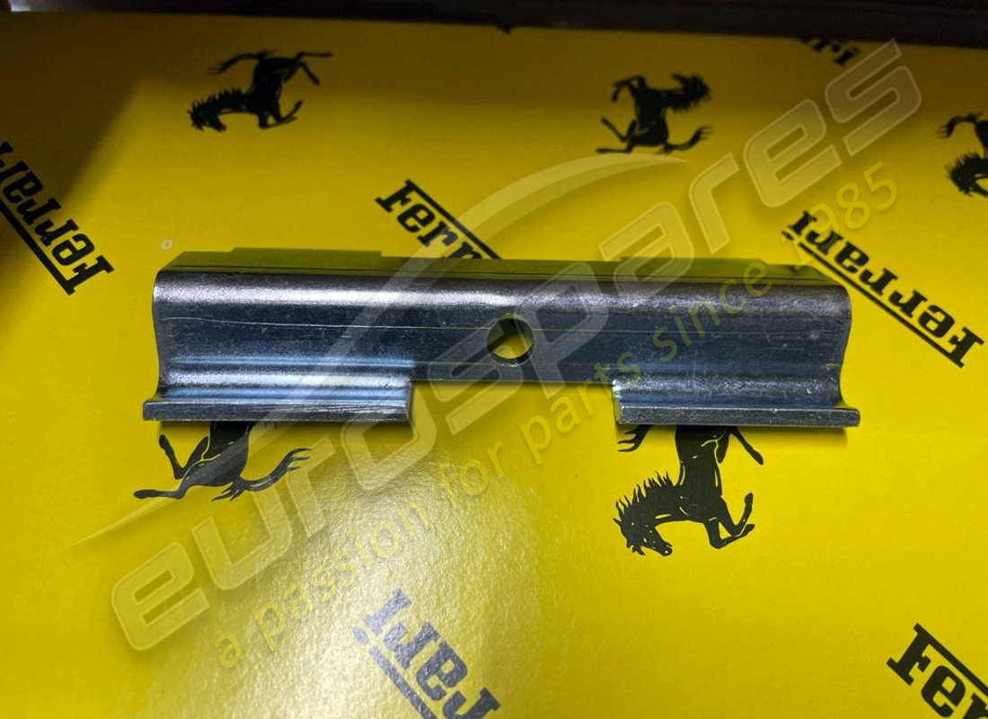 nuova parentesi ferrari. numero parte 62573400 (1)