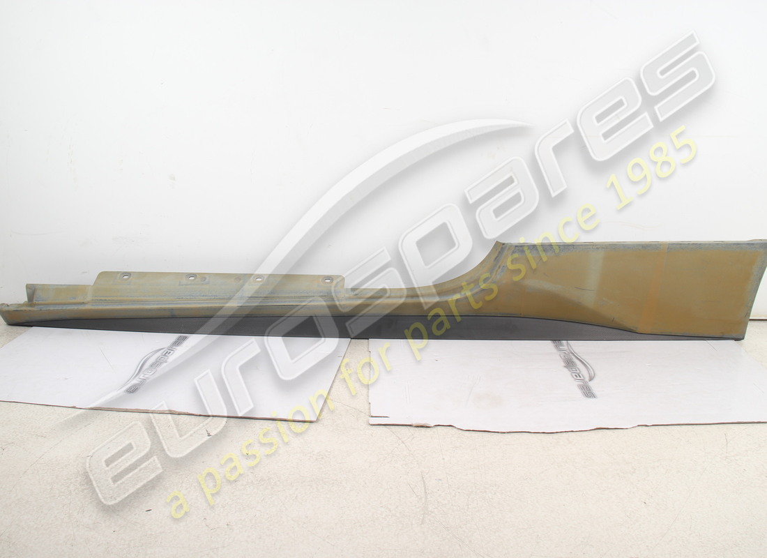NUOVO (ALTRO) Ferrari RIVESTIMENTO SOTTOPORTA SX . NUMERO PARTE 83261500 (1)