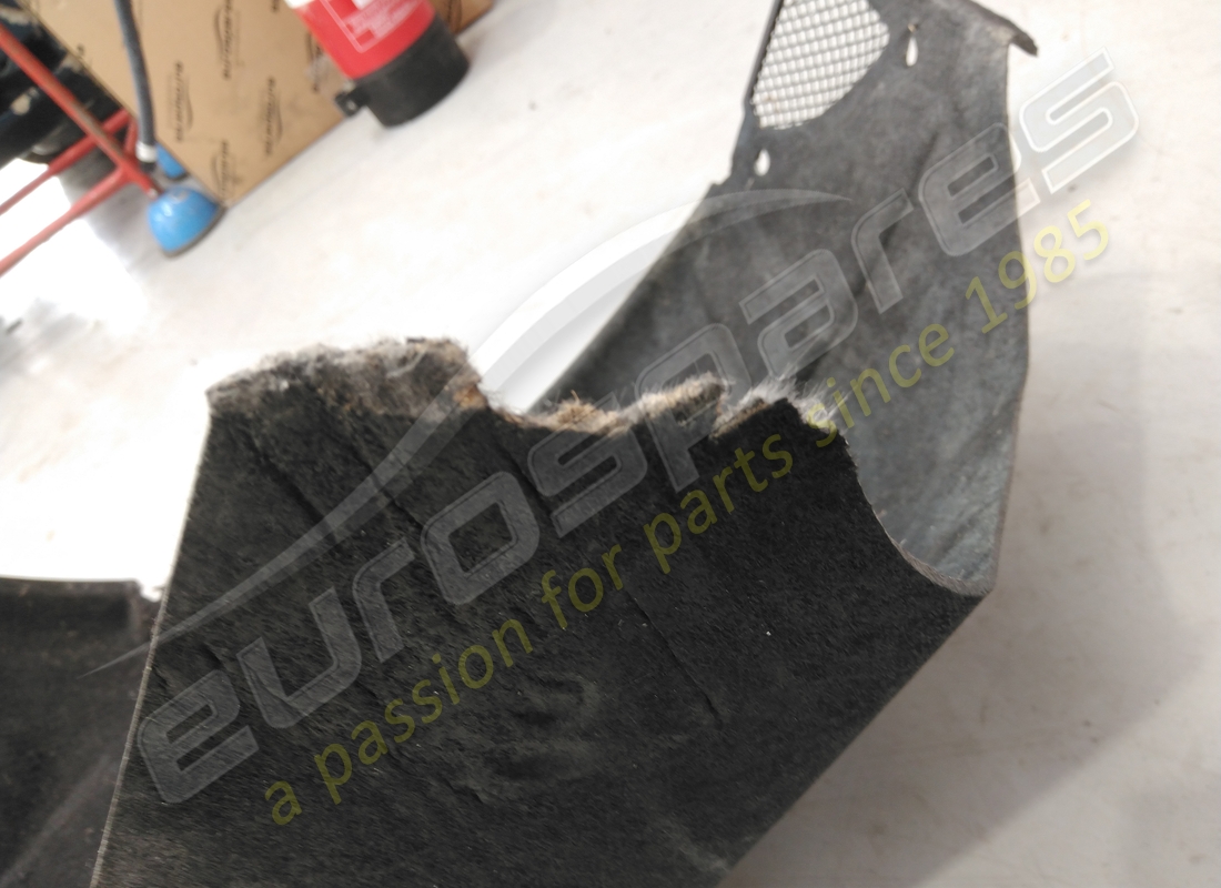 rivestimento del passaruota lamborghini danneggiato. numero parte 470821177b (2)