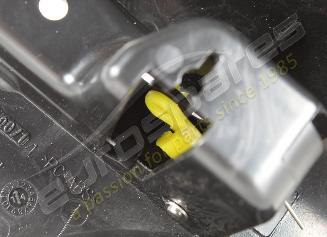 COPERTURA GANCIO SEPARATORE SX USATA Ferrari. NUMERO PARTE 82853100 (1)