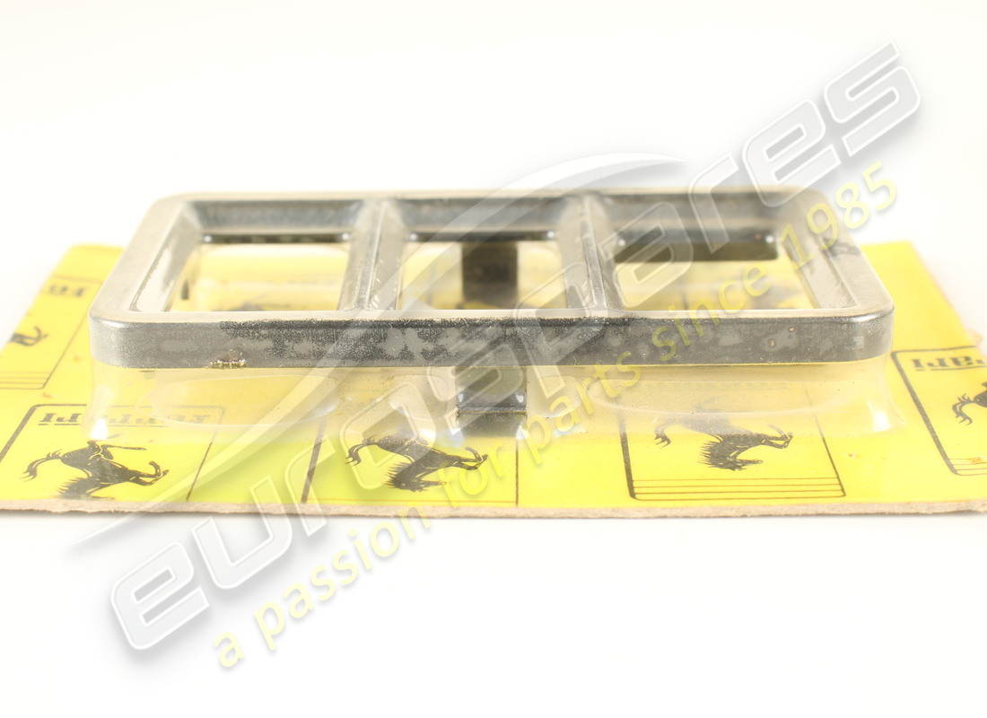 nuova ferrari modanatura sx. numero parte 62158800 (2)