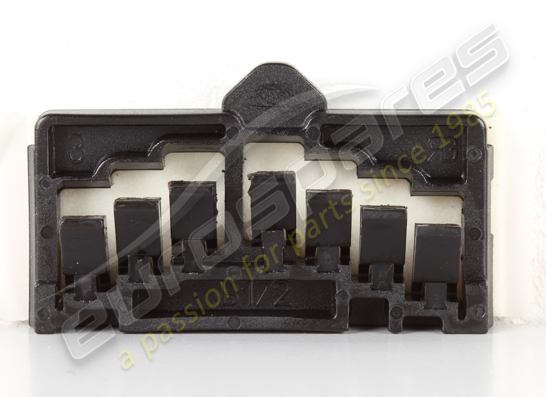 nuovo blocco distanziatore ferrari. numero parte 82234900 (1)