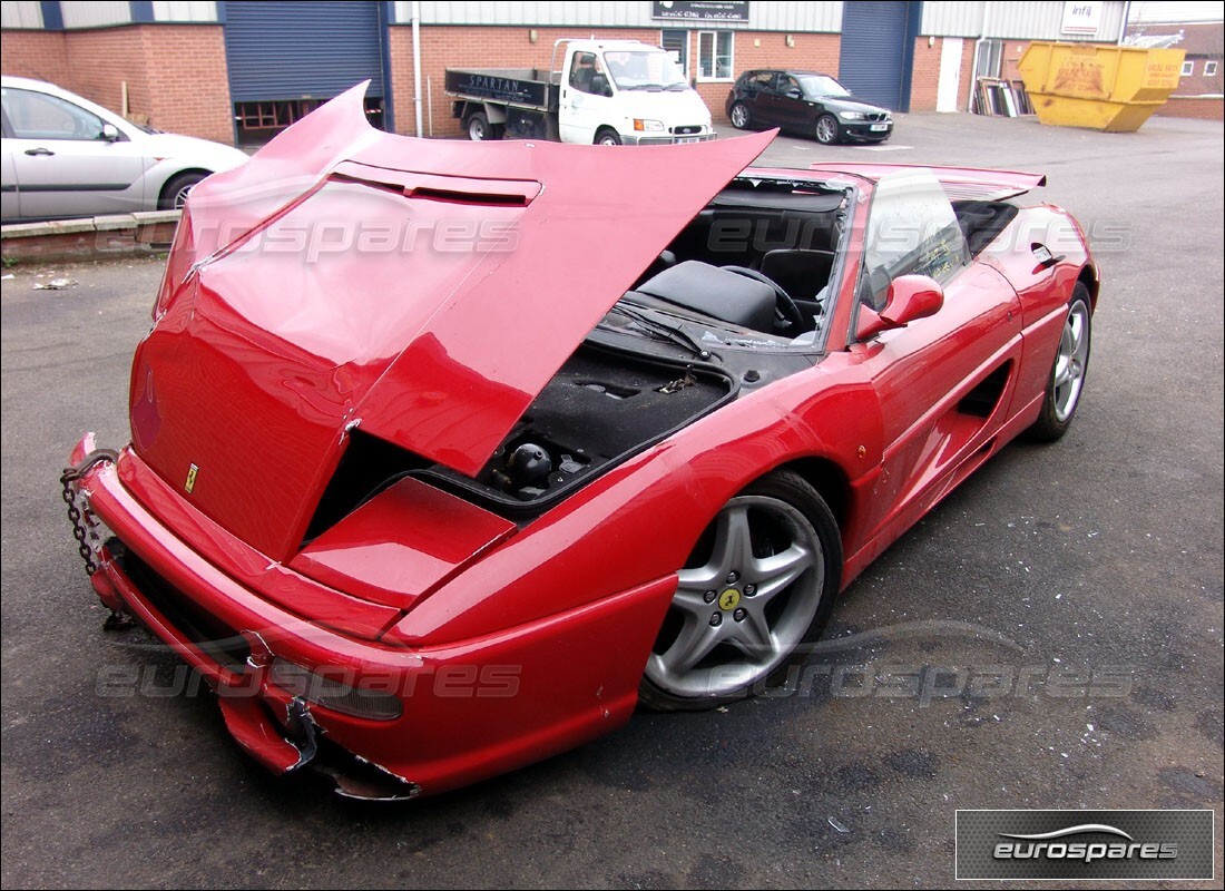 ferrari 355 (5.2 motronic) in preparazione per lo smantellamento presso eurospares