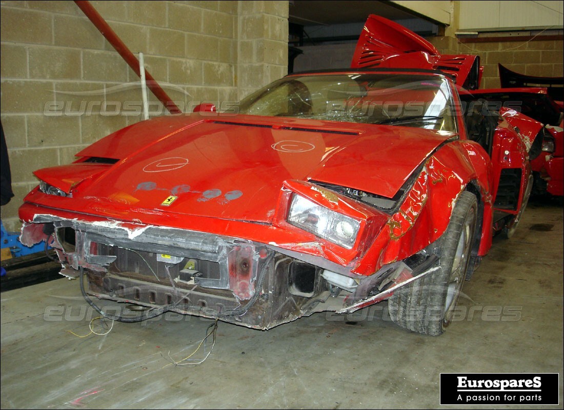 ferrari 355 (5.2 motronic) in preparazione per lo smantellamento presso eurospares