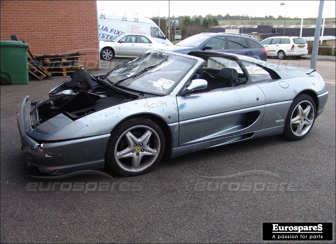 ferrari 355 (5.2 motronic) in preparazione per lo smantellamento presso eurospares