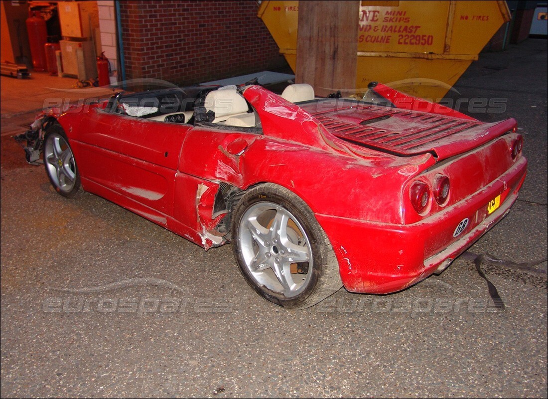 ferrari 355 (5.2 motronic) in preparazione per lo smantellamento presso eurospares