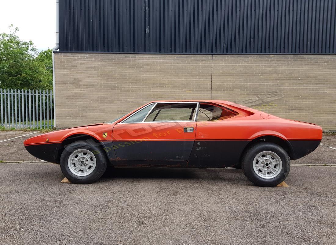 ferrari 308 gt4 dino (1976) con sconosciuto, in preparazione per lo smantellamento di #2