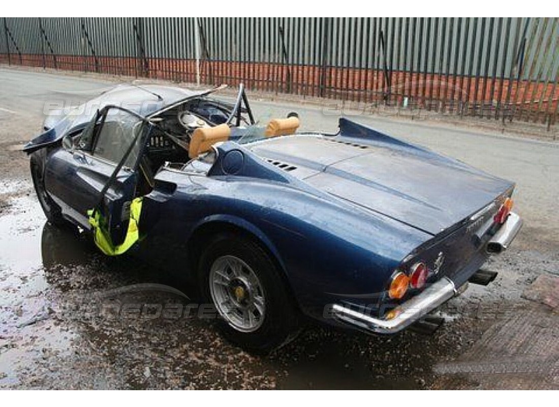 ferrari 246 dino (1975) con sconosciuto, in preparazione per lo smantellamento di #1