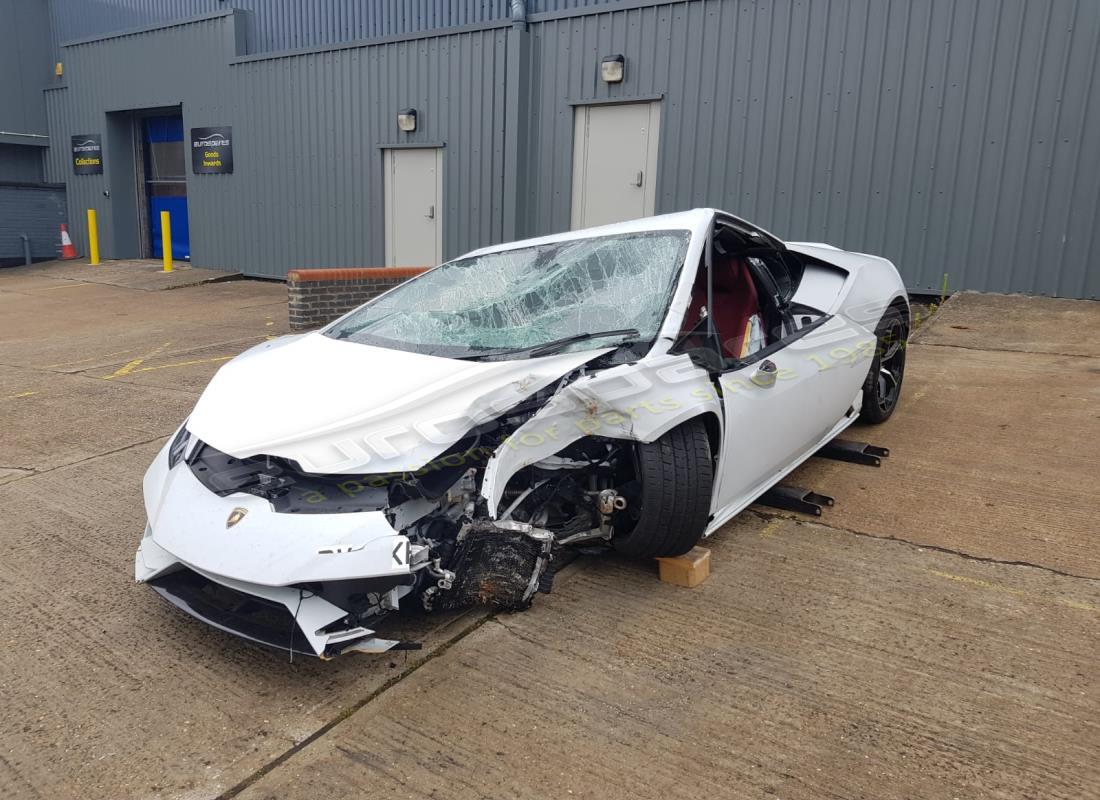 lamborghini evo coupe (2020) in preparazione per lo smantellamento presso eurospares