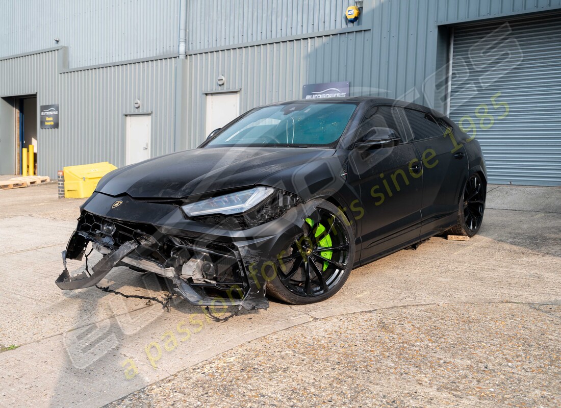 lamborghini urus (2022) in preparazione per lo smantellamento presso eurospares