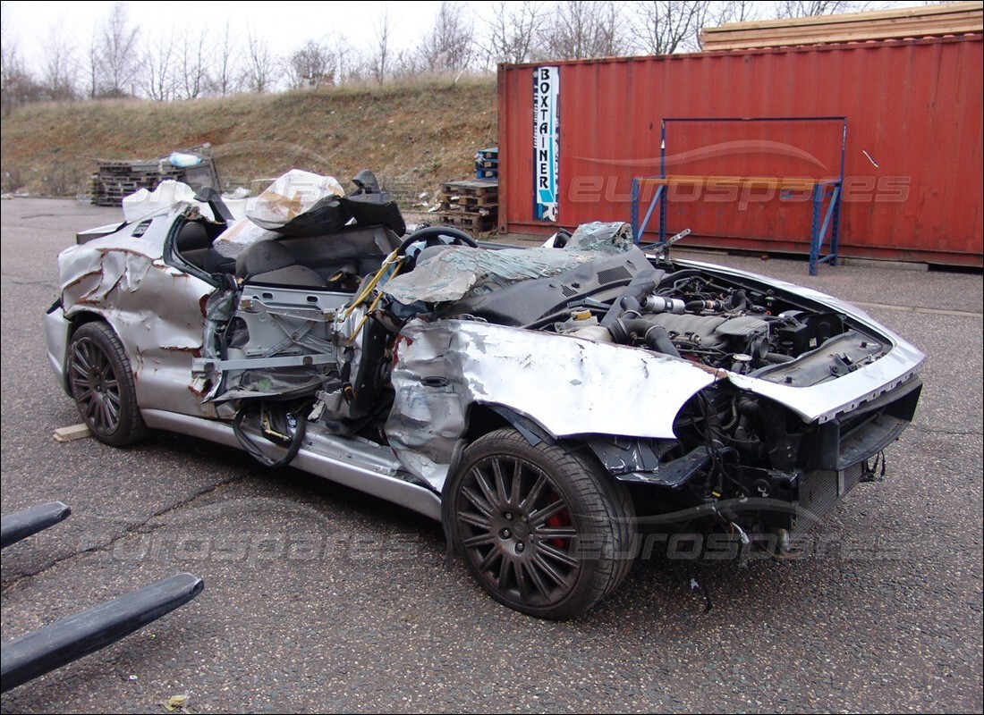 maserati 3200 gt/gta/assetto corsa in preparazione per lo smantellamento presso eurospares