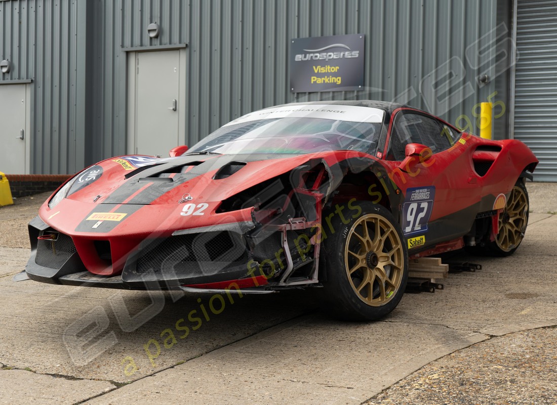 ferrari 488 challenge in preparazione per lo smantellamento presso eurospares