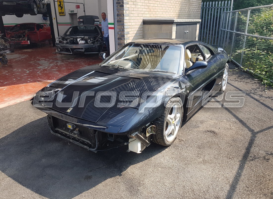 ferrari 355 (5.2 motronic) in preparazione per lo smantellamento presso eurospares