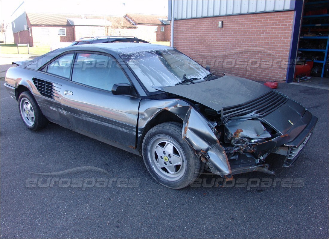 ferrari mondial 3.2 qv (1987) in preparazione per lo smantellamento presso eurospares