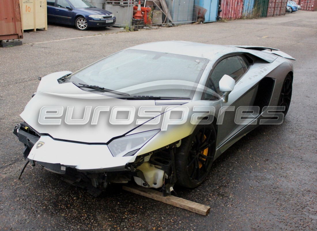 lamborghini lp700-4 coupe (2014) in preparazione per lo smantellamento presso eurospares