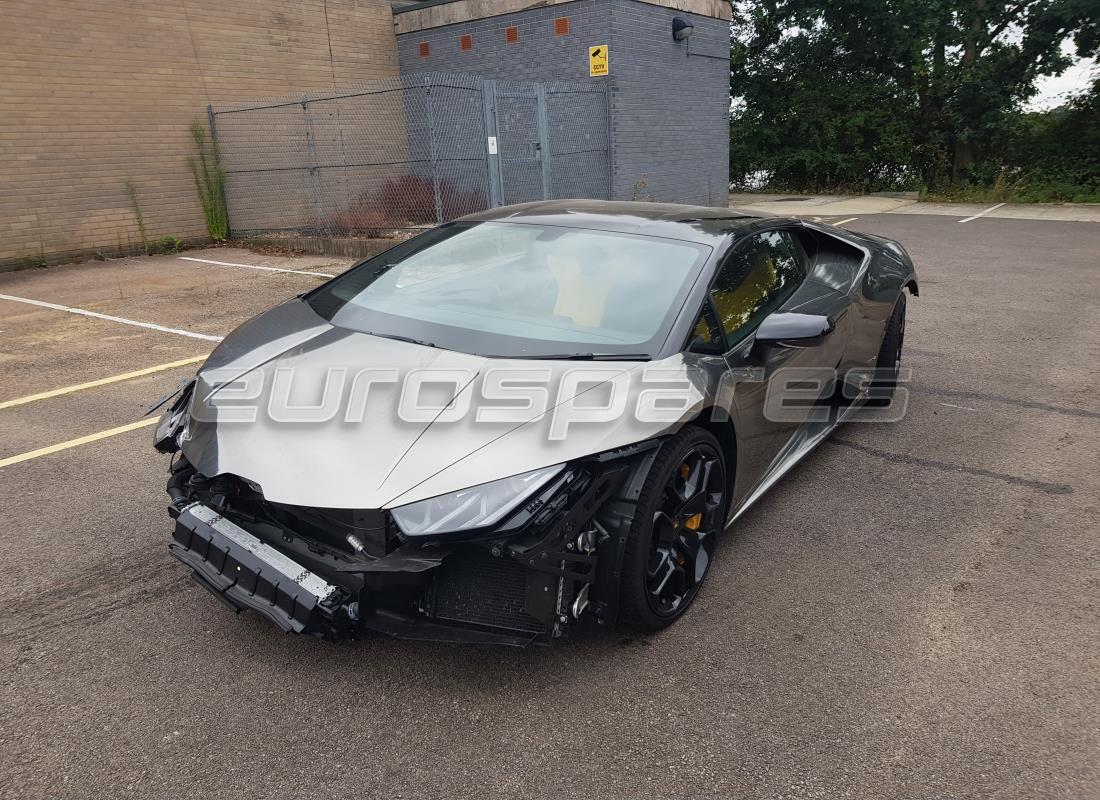 lamborghini lp610-4 coupe (2016) in preparazione per lo smantellamento presso eurospares