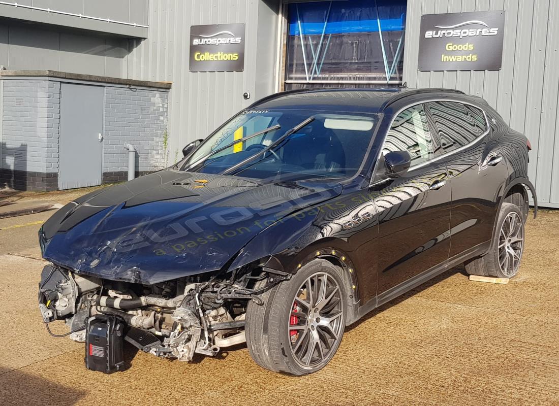maserati levante (2017) in preparazione per lo smantellamento presso eurospares