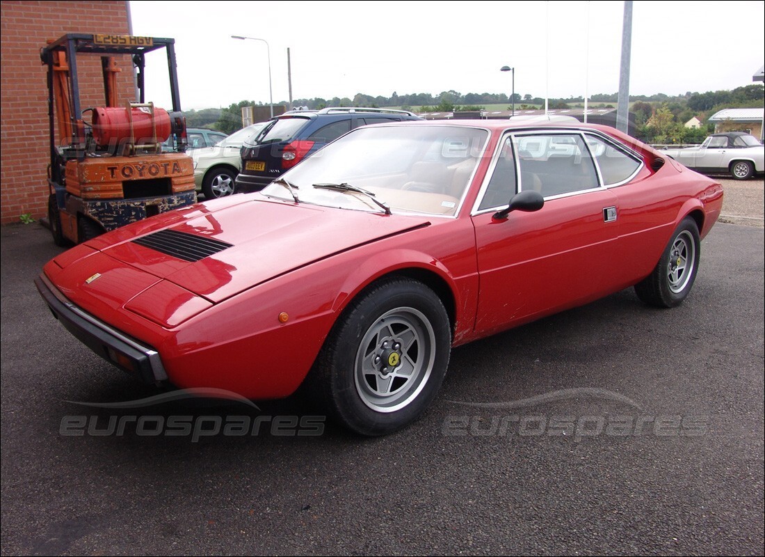 ferrari 308 gt4 dino (1979) in preparazione per lo smantellamento presso eurospares