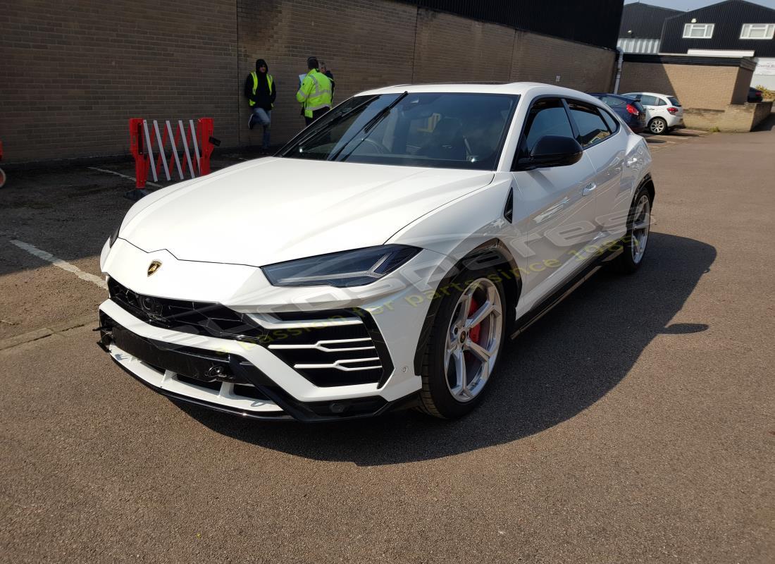 lamborghini urus (2019) in preparazione per lo smantellamento presso eurospares