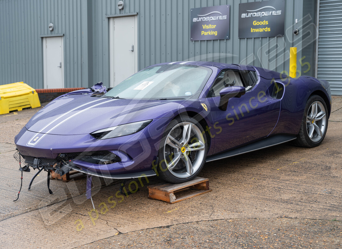 ferrari 296 gts in preparazione per lo smantellamento presso eurospares