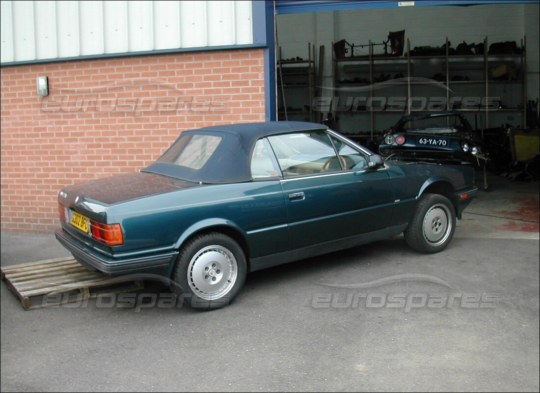 maserati biturbo spider con sconosciuto, in preparazione per lo smantellamento di #3