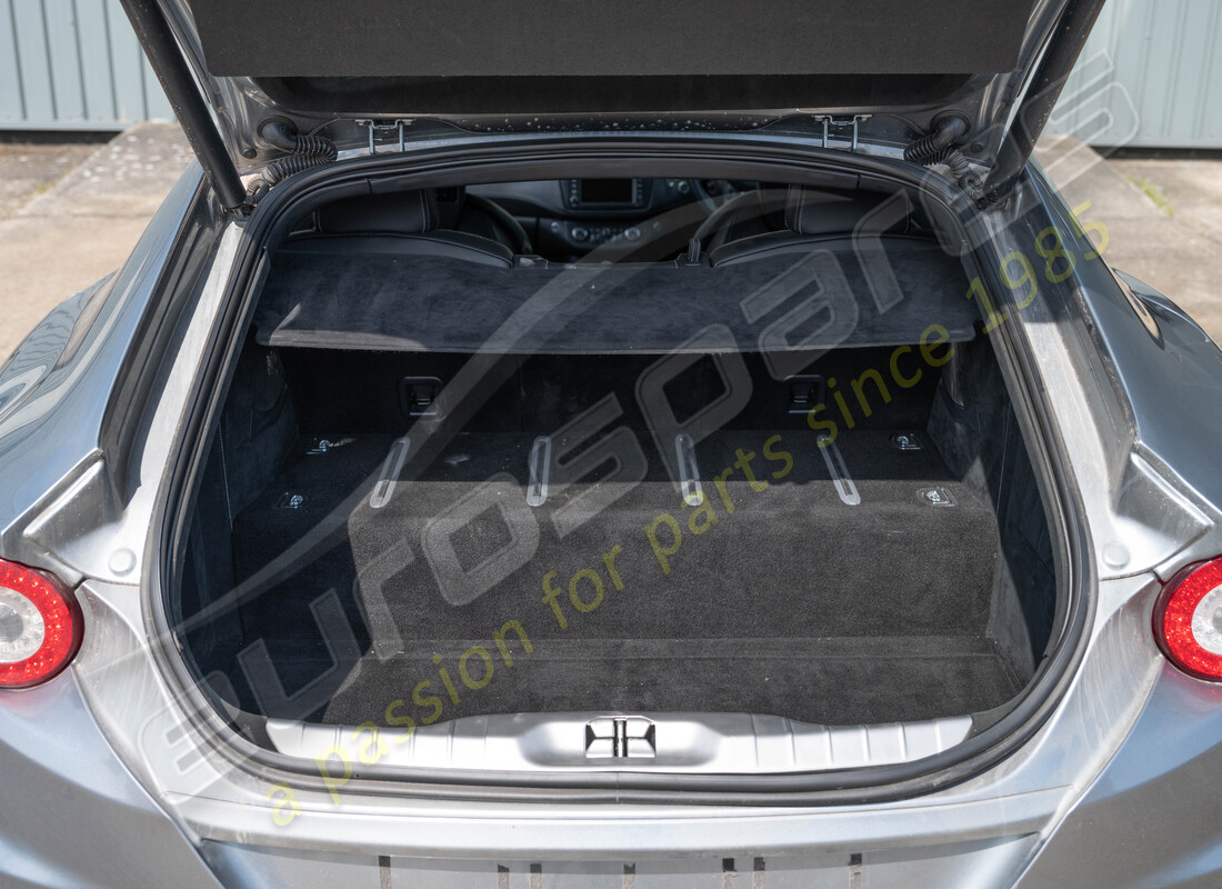 ferrari ff (rhd) con 50305, in preparazione per lo smantellamento di #23