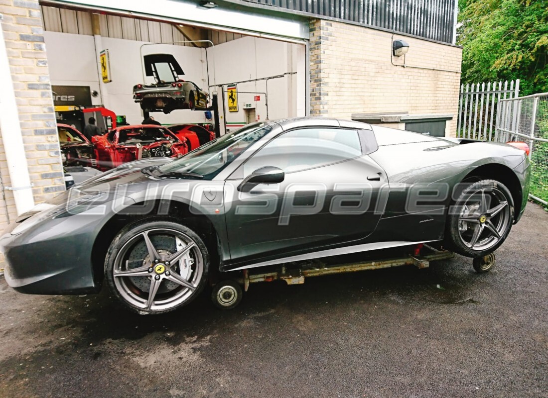 ferrari 458 spider (europe) in preparazione per lo smantellamento presso eurospares