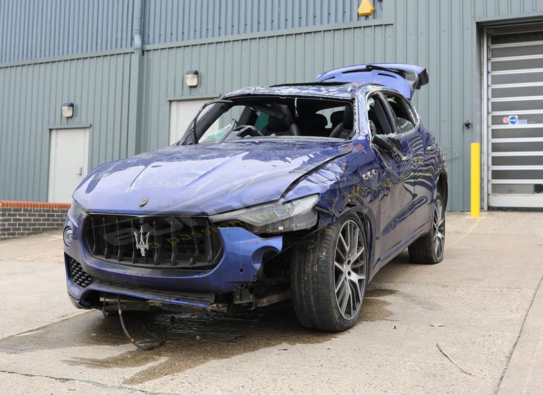 maserati levante (2017) in preparazione per lo smantellamento presso eurospares