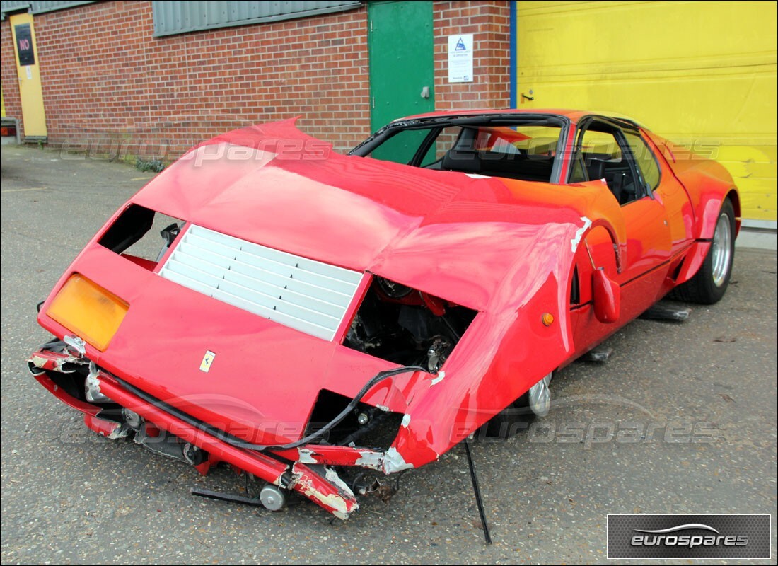 ferrari 512 bb in preparazione per lo smantellamento presso eurospares