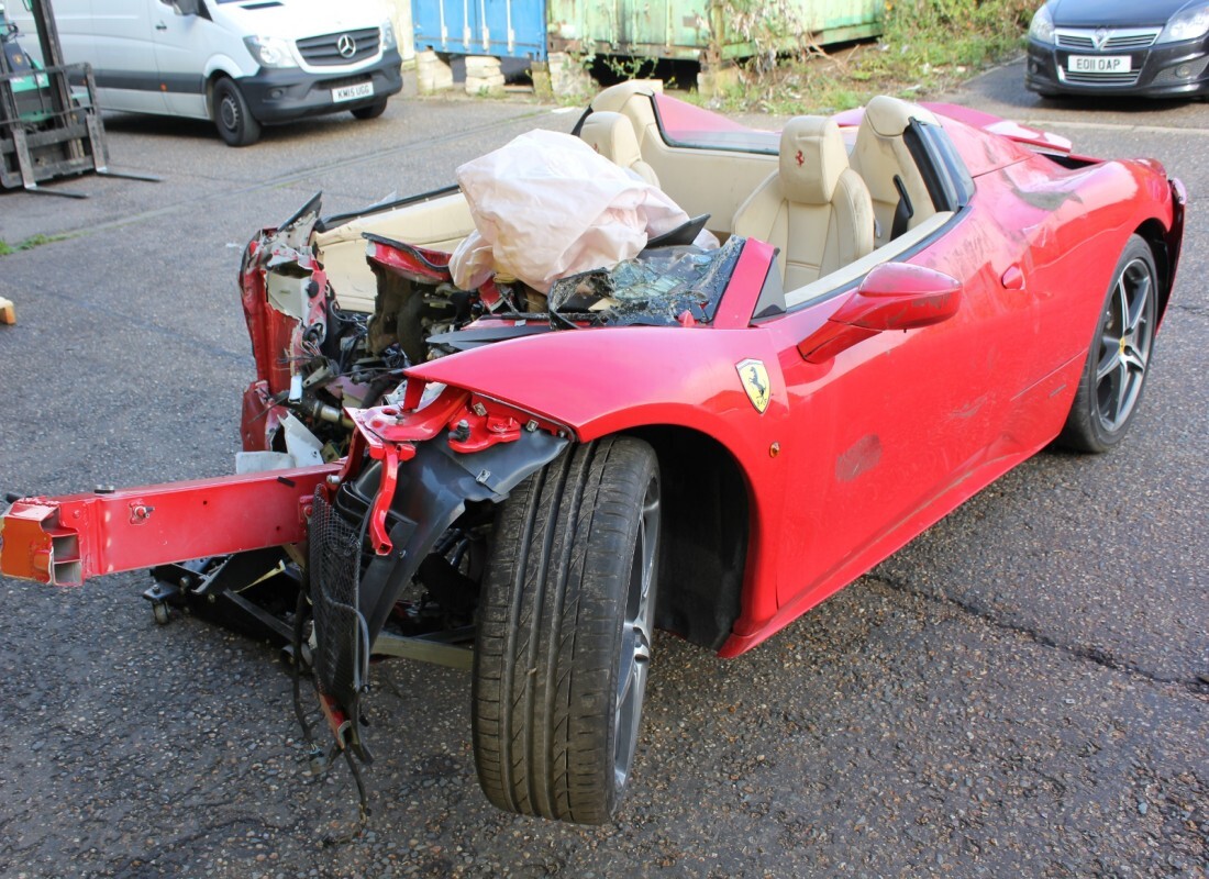 ferrari 458 spider (europe) in preparazione per lo smantellamento presso eurospares