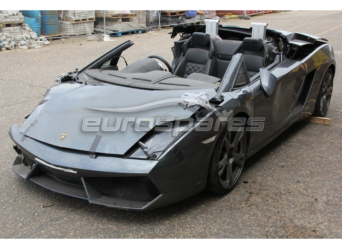 lamborghini lp560-4 spider (2010) in preparazione per lo smantellamento presso eurospares