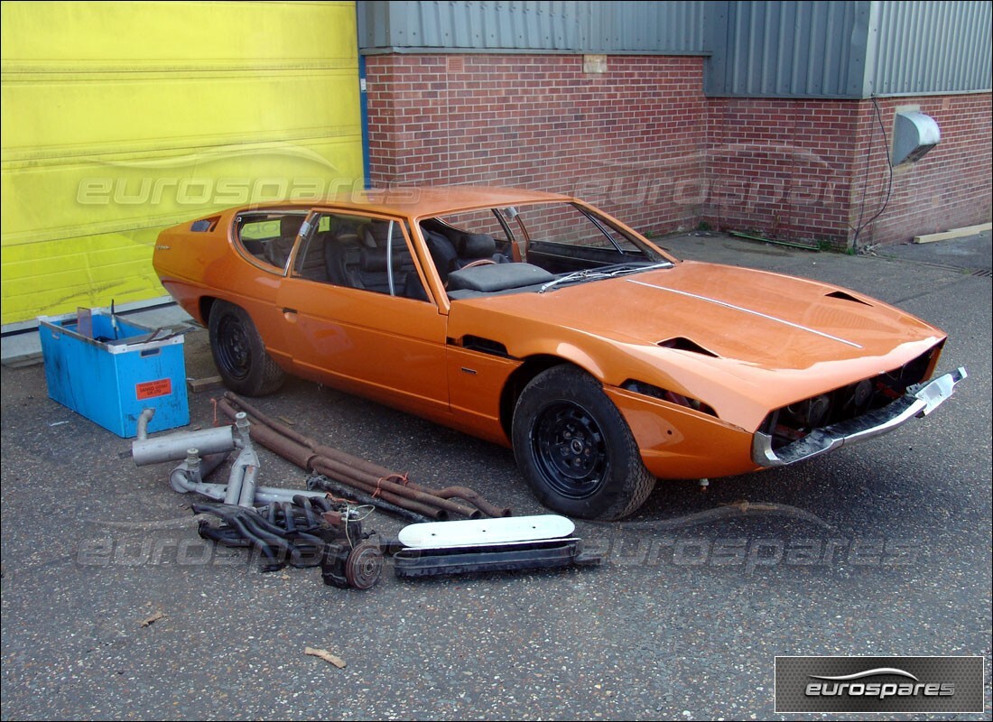 lamborghini espada in preparazione per lo smantellamento presso eurospares