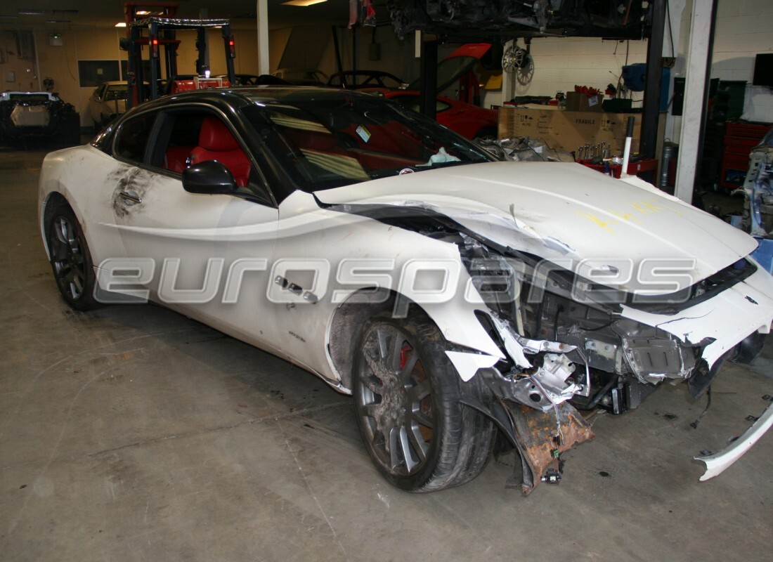 maserati granturismo (2008) in preparazione per lo smantellamento presso eurospares