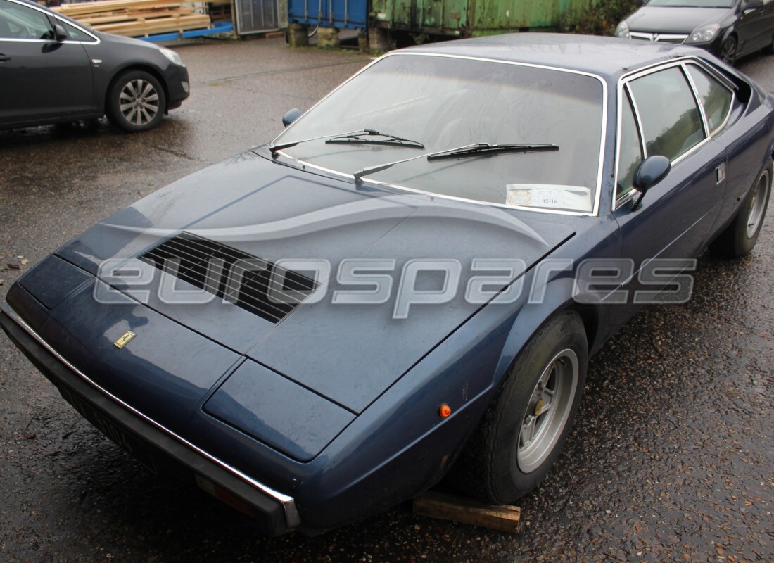 ferrari 308 gt4 dino (1979) in preparazione per lo smantellamento presso eurospares