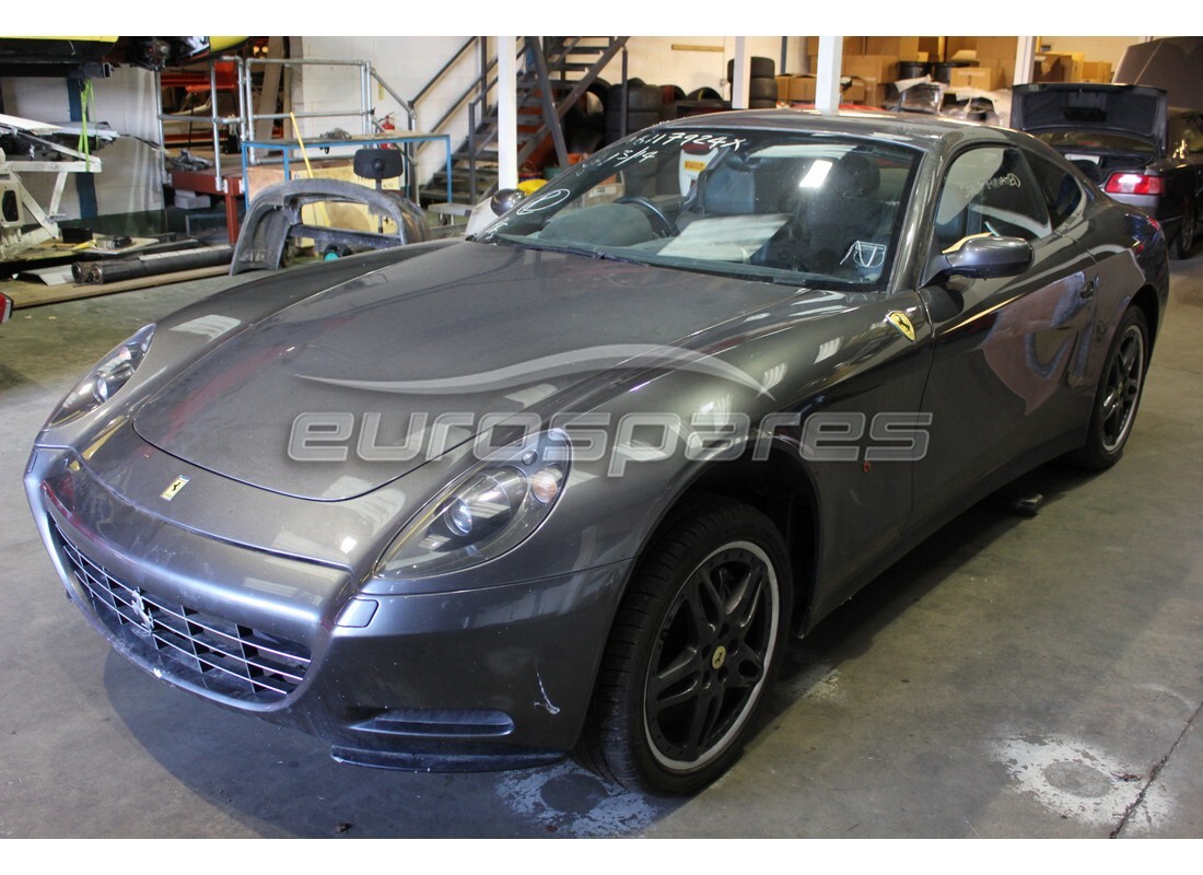 ferrari 612 scaglietti (europe) in preparazione per lo smantellamento presso eurospares