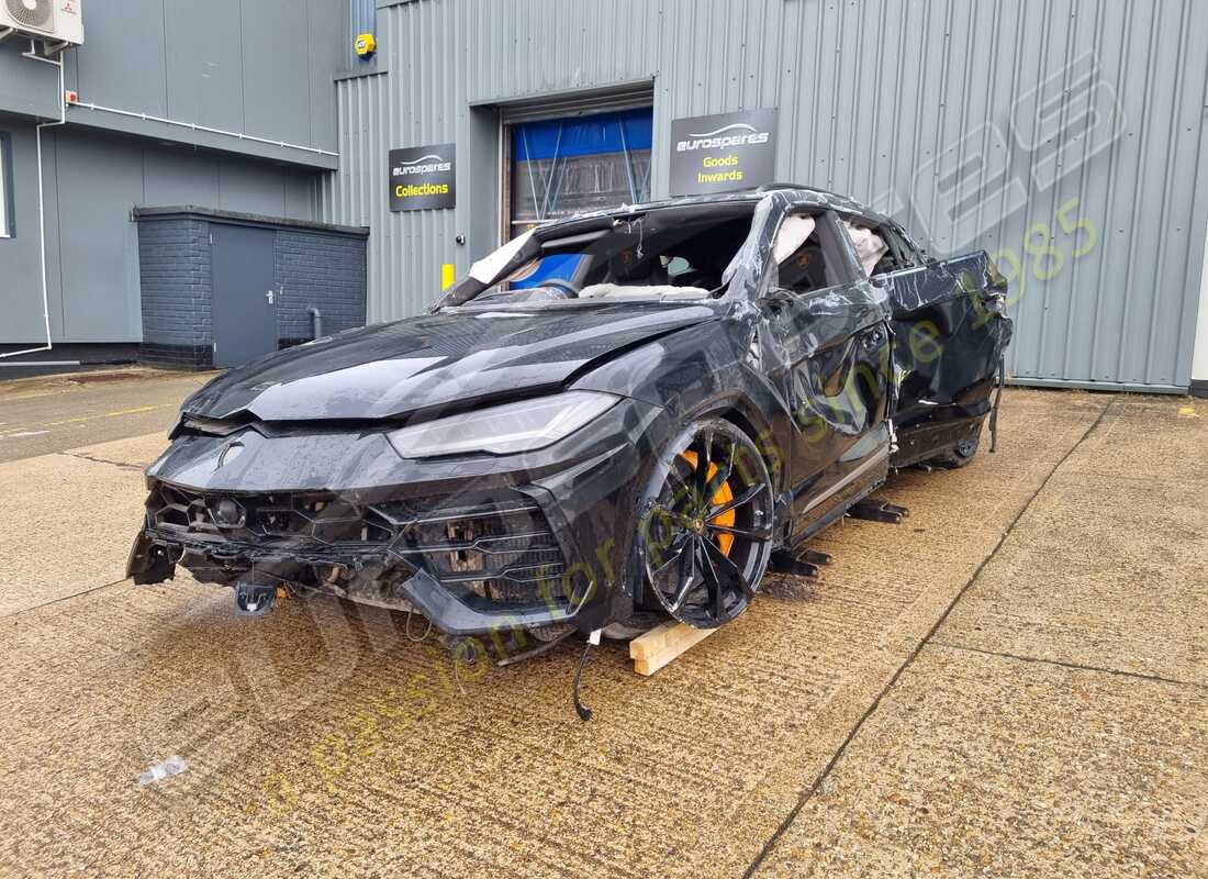 lamborghini urus (2020) in preparazione per lo smantellamento presso eurospares