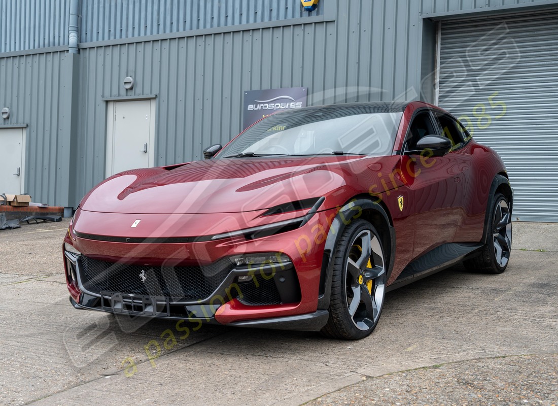 ferrari purosangue in preparazione per lo smantellamento presso eurospares