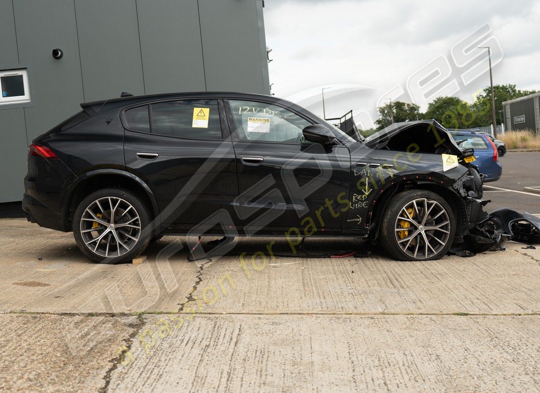 maserati grecale modena (2023) con 3233, in preparazione per lo smantellamento di #6