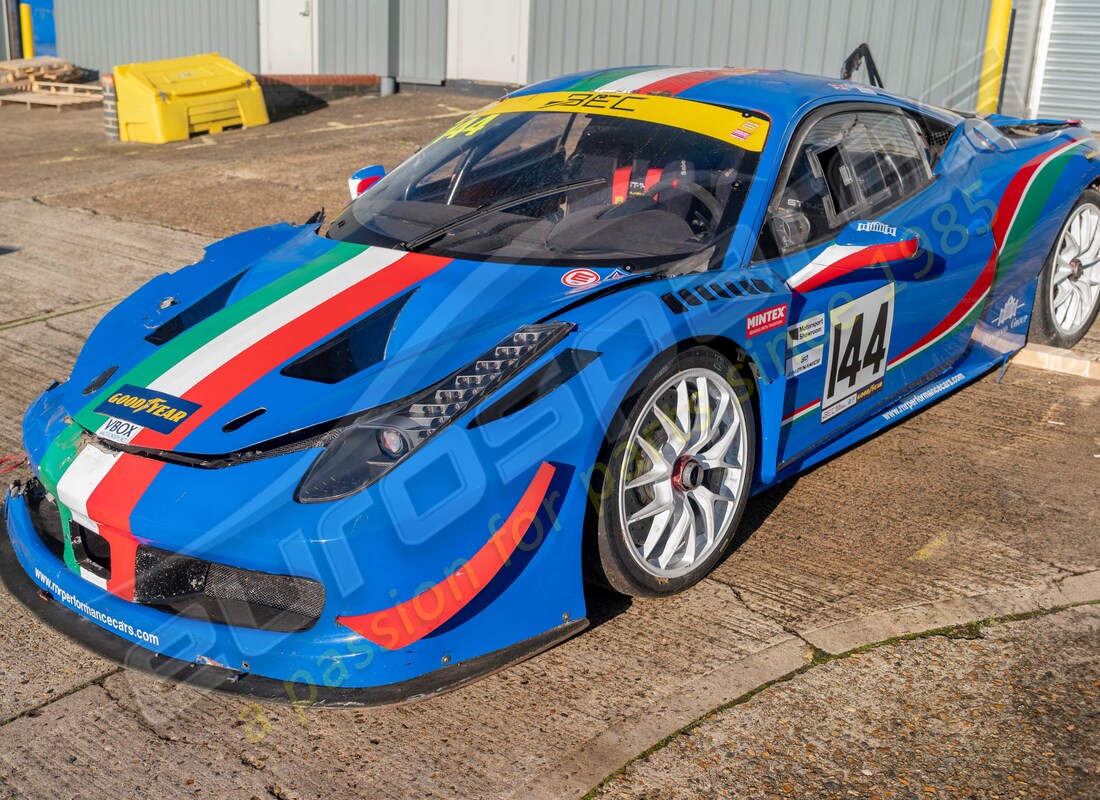 ferrari 458 challenge in preparazione per lo smantellamento presso eurospares