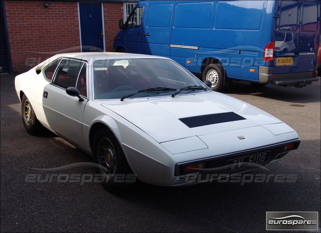 ferrari 308 gt4 dino (1976) in preparazione per lo smantellamento presso eurospares