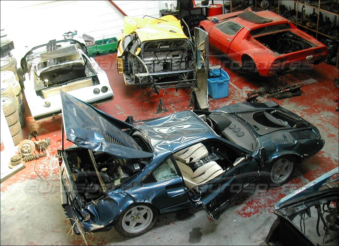 ferrari 308 gtb (1976) in preparazione per lo smantellamento presso eurospares