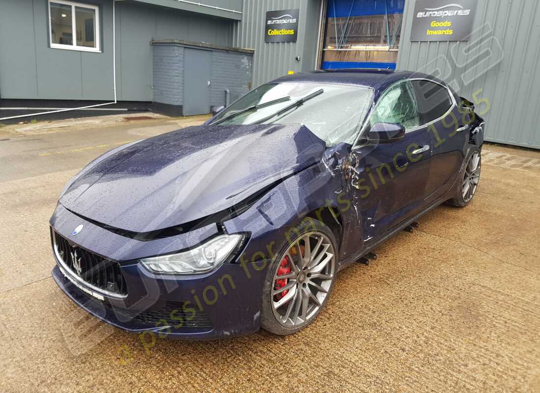 maserati ghibli (2016) in preparazione per lo smantellamento presso eurospares