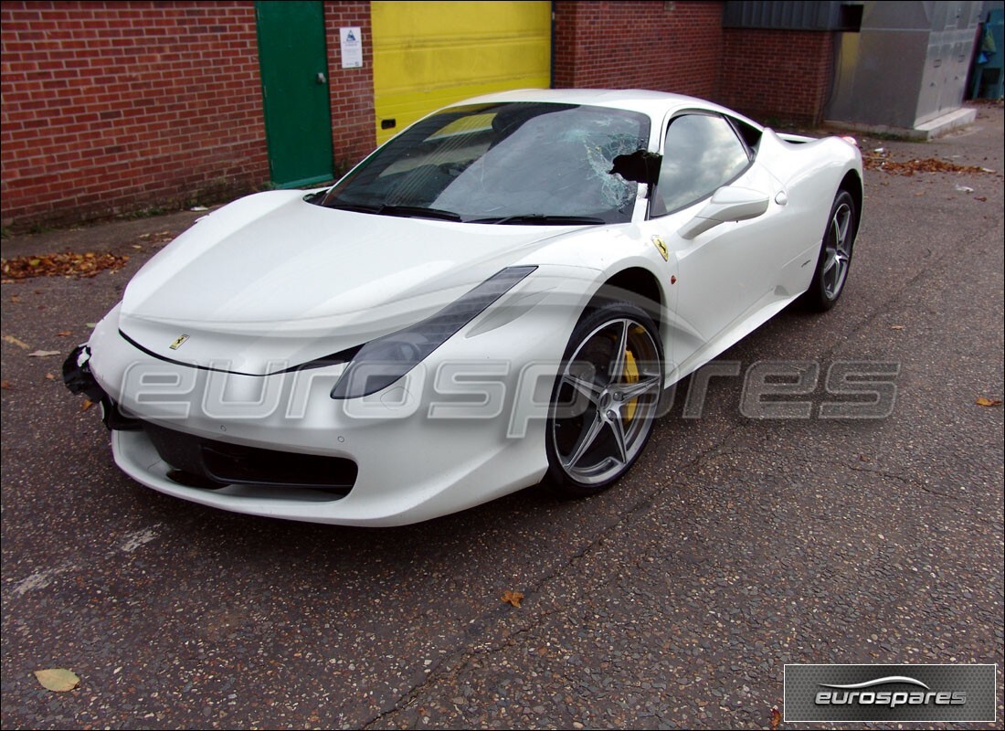 ferrari 458 italia (europe) in preparazione per lo smantellamento presso eurospares