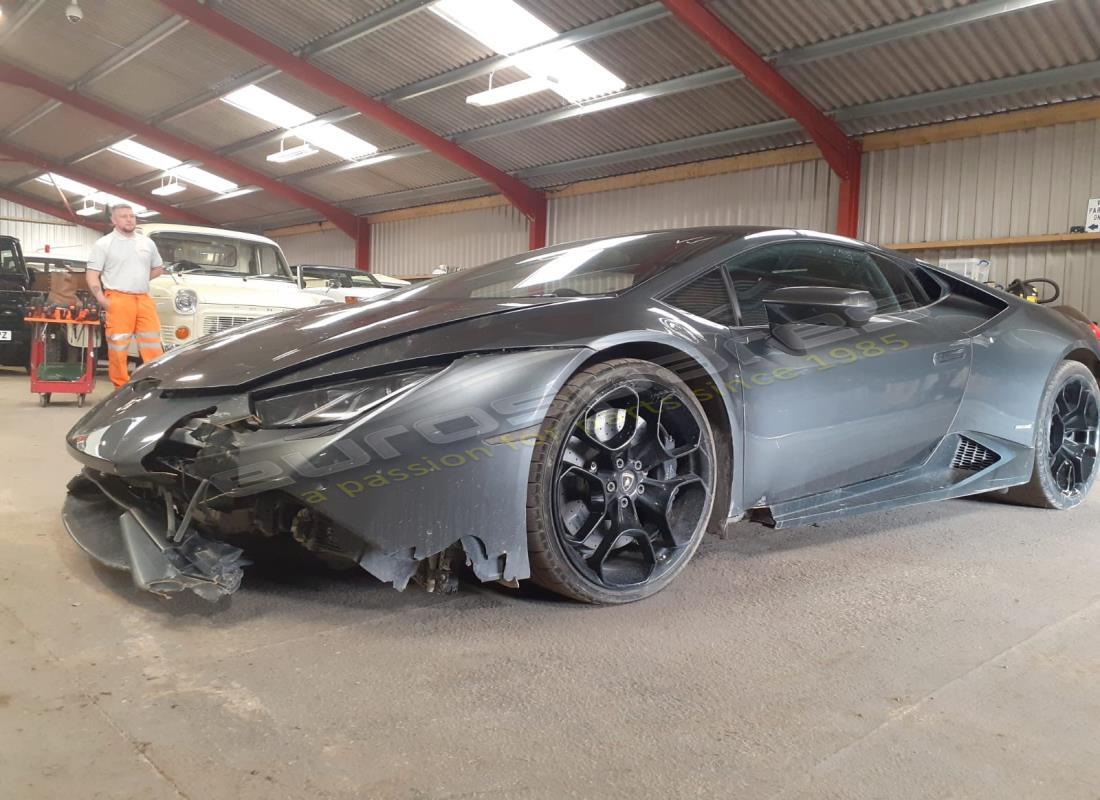lamborghini lp610-4 coupe (2015) in preparazione per lo smantellamento presso eurospares