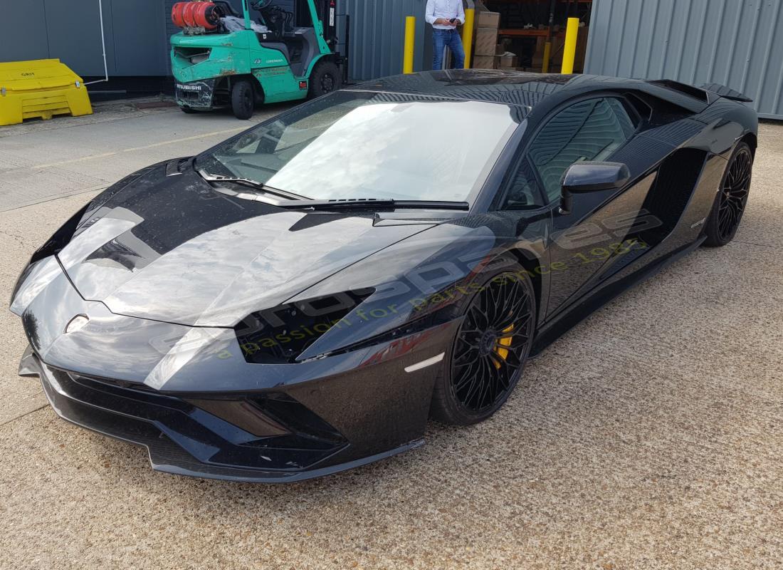 lamborghini lp740-4 s coupe (2018) in preparazione per lo smantellamento presso eurospares