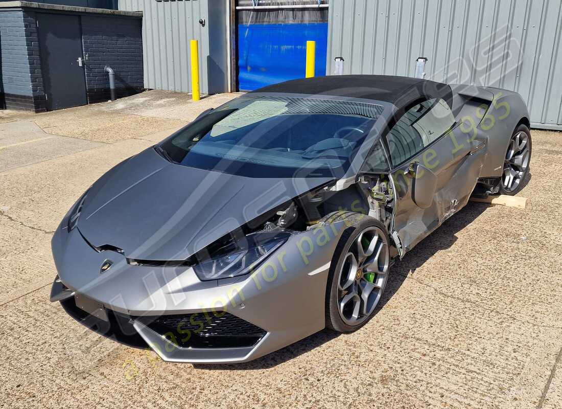lamborghini lp610-4 spyder (2017) in preparazione per lo smantellamento presso eurospares